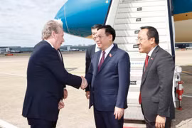 Chủ tịch Quốc hội Vương Đình Huệ đến London, bắt đầu thăm chính thức Vương quốc Anh