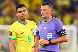 FIFA loại trọng tài người Anh Michael Oliver khỏi World Cup 2022