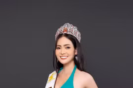 Hoa hậu Bích Hạnh diện Bikini khoe dáng nóng bỏng trước thềm chung kết Mrs World 2022