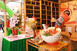 Thực khách trong ngoài nước háo hức thưởng thức phở cùng tương ớt CHIN-SU