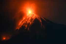 Núi lửa Fuego ở Guatemala phun trào, đường sá và sân bay đóng cửa