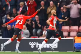 Thắng Southampton 2-1, Liverpool tiếp tục bám đuổi Man City trên BXH Ngoại hạng Anh