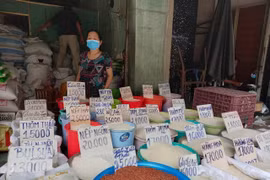 Xăng tăng, hàng hóa tăng theo, tiểu thương gồng mình cắt bớt lãi