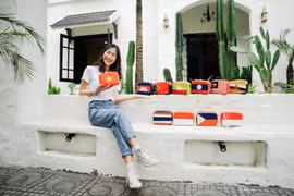Những chiếc túi từ vải Jean cũ với họa tiết quốc kỳ hưởng ứng SEA Games 31