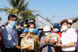 Hội Nhà báo TPHCM tặng cầu giao thông nông thôn và quà Tết cho người dân Cà Mau