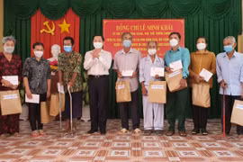 Phó Thủ tướng Chính phủ Lê Minh Khái thăm và tặng quà cho các gia đình khó khăn tại Bạc Liêu