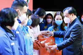 Hà Nội tặng quà, vé xe miễn phí cho công nhân về quê ăn tết Nhâm Dần