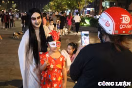 Giới trẻ hóa trang dạo chơi Halloween giữa lòng TP HCM