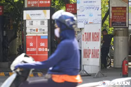 Trước ngày điều chỉnh giá xăng, một số cửa hàng tại Hà Nội hết xăng, dừng bán hàng