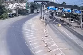 Ô tô mất lái tông vào trụ chống mái che trạm thu phí khiến xe bị lật ngang.