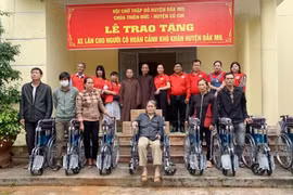 Chùa Thiên Đức (huyện Củ Chi) tặng xe lăn đến người khuyết tật tại Đắk Mil