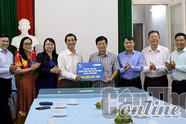 Hội Nhà báo Việt Nam trao tặng 100 triệu đồng cho học sinh nghèo tại Cần Thơ
