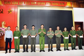 Báo Công an Nhân dân trao nhiều phần quà ý nghĩa cho cán bộ, chiến sĩ Công an có hoàn cảnh khó khăn