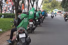 Tài xế tắt app, hành khách “đỏ mắt” tìm xe đi
