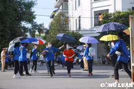 Hà Nội: Sỹ tử chạy vội vào điểm thi khi đã sát giờ thi môn đầu tiên vào lớp 10