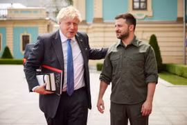 Thủ tướng Anh Johnson bất ngờ gặp Tổng thống Zelenskyy tại Kiev