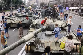 Ukraine trưng bày xe tăng hỏng của Nga trên đường phố Kiev