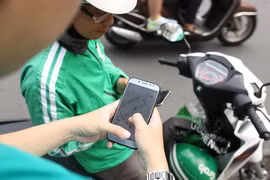 Giá xăng giảm sâu nhưng cước xe công nghệ vẫn “đứng im”