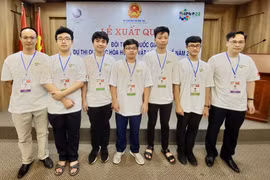 Đoàn học sinh Việt Nam đứng thứ 5 trong kỳ thi Olympic Vật lí Quốc tế