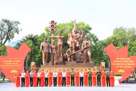 Khánh thành Tượng đài ‘Công an nhân dân vì dân phục vụ’ tại Hà Nội
