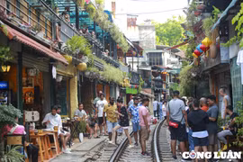Hà Nội: Tấp nập khách Tây đến "phố đường tàu" check-in ngày cuối tuần