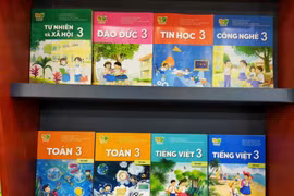 Sách giáo khoa mới tăng giá gây áp lực cho nhiều phụ huynh học sinh