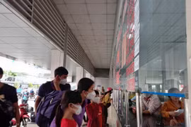Bến xe miền Tây cận lễ 30/4, 1/5: Hành khách chạy 'nước rút', loay hoay mua vé về quê