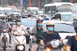 Dịch bệnh đã giảm, người dân ùn ùn rời Thủ đô về quê trong dịp nghỉ lễ 30/4-1/5