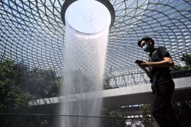 Singapore sắp bỏ hết kiểm dịch Covid-19 để trở lại cuộc sống bình thường