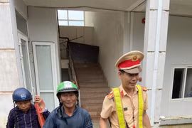Đảm bảo an toàn giao thông, giúp nhân dân phòng chống bão số 4