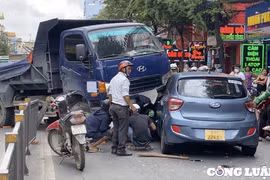 TP. HCM: Xe ben mất lái ủi văng dải phân cách, tông vào đầu xe ô tô con