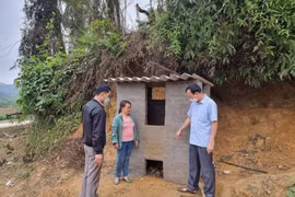 Đảng viên ở Linh Phú 'ba cùng' với bà con dân tộc Mông