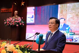 Bí thư Thành ủy Hà Nội Đinh Tiến Dũng đối thoại với nông dân Thủ đô