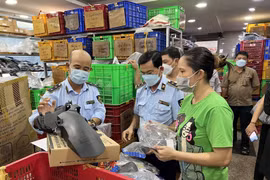 Kiểm tra chợ bán phụ tùng xe lớn nhất phía Nam, phát hiện nhiều sản phẩm nghi giả