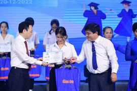 Báo Tuổi Trẻ và Thành đoàn trao học bổng "Tiếp sức đến trường" tại TP HCM
