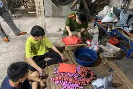 Lật tẩy thủ đoạn vận chuyển pháo lậu tinh vi qua đường chuyển phát nhanh
