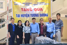Hội Nhà báo Nghệ An trao 300 phao cứu sinh và quà cho các hộ gia đình khó khăn