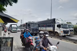 Bất chấp khung giờ cấm, ô tô chạy lấn làn khiến người dân ám ảnh