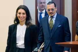 Tài tử Johnny Depp và nữ luật sư giàu có Joelle Rich dừng hẹn hò