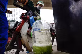 Bộ Công Thương không cấm người tiêu dùng mua xăng dầu qua chai, can đem về