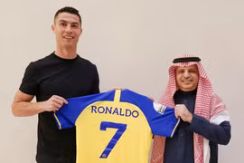 Ronaldo ký hợp đồng với CLB Al Nassr, hưởng mức lương 'cực khủng'