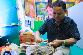 Nghệ nhân Hội An tiết lộ quy trình tạo ra sản phẩm đèn lồng đẹp