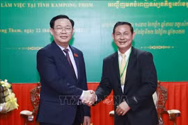 Chủ tịch Quốc hội Vương Đình Huệ thăm, làm việc tại tỉnh Kampong Thom, Campuchia