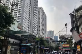 Hà Nội: Nhiều tuyến đường ngày càng bí bách, "ngộp thở" vì chung cư