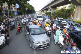 Xe máy, ô tô vẫn "nhầm làn" của nhau trên đường Nguyễn Trãi