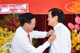 Nguyên Chủ tịch nước Trương Tấn Sang nhận Huy hiệu 50 năm tuổi Đảng
