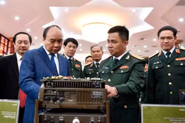 Chủ tịch nước Nguyễn Xuân Phúc trao Giải thưởng Hồ Chí Minh về khoa học và công nghệ lĩnh vực quân sự, quốc phòng