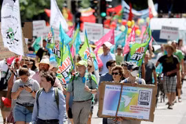 Hàng nghìn người tuần hành yêu cầu G7 hành động về nghèo đói và khí hậu