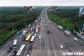Ùn tắc xe dài 5km trên cao tốc vì nhiều xe chưa dán thẻ ETC
