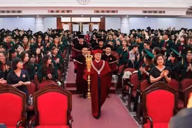 Lễ trao bằng tốt nghiệp ở Trường Đại học Kinh tế: Trang phục lạ nhưng không vi phạm pháp luật!